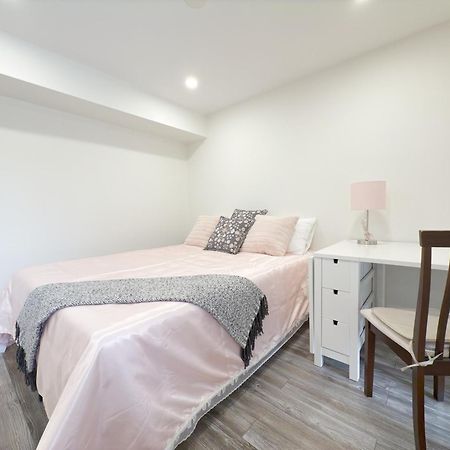 Cozy Room With Private Bath Near Don Mills Subway Торонто Екстериор снимка