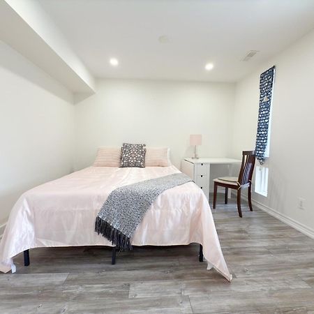 Cozy Room With Private Bath Near Don Mills Subway Торонто Екстериор снимка