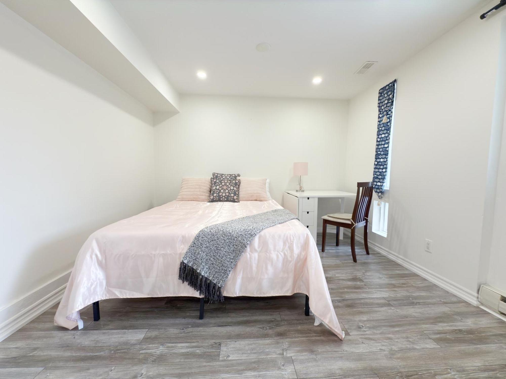 Cozy Room With Private Bath Near Don Mills Subway Торонто Екстериор снимка